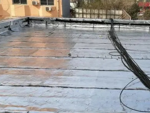 工农卫生间漏水维修公司分享下工农屋面楼顶防水刚性防水层施工要点。